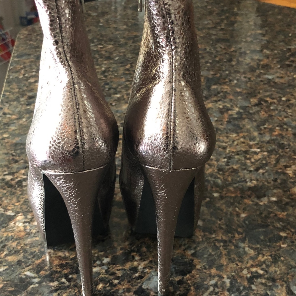 BOOTS - Picture 2 of 6